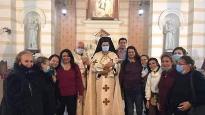 الأنبا باخوم يزور كنيسة العائلة المقدسة للأقباط الكاثوليك بالمطرية