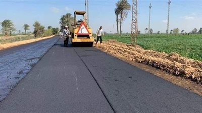 استمرار أعمال رصف طريق 454 بقرية بيرم بالمنيا