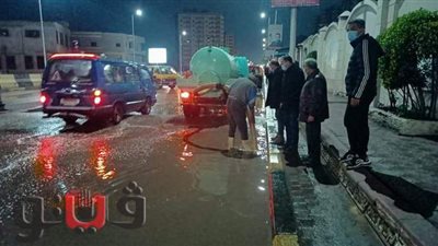 الدفع بمعدات لرفع مياه الأمطار من شوارع مدن الغربية