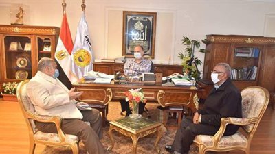 محافظ أسيوط يناقش سبل تطوير واستلام مجازر آلية جديدة