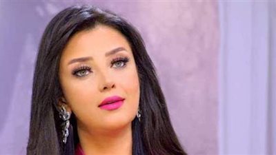 رضوى الشربيني تدخل في حزن شديد بعد نقل والدتها المصابة بكورونا لغرفة العناية