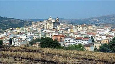 بيكاري.. بلدة إيطالية هادئة وخلابة يتهافت عليها الآلاف للاستجمام