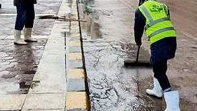 تزامنا مع عاصفة أليكسا.. شفط مياه الأمطار بكورنيش الإسكندرية