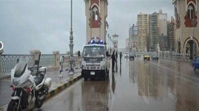 جهود أمنية لمواجهة تداعيات الأمطار وموجة الطقس السيىء | صور