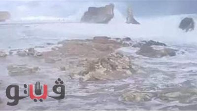 شاهد.. لحظة ارتفاع الأمواج بشكل هائل وخروجها من الشاطئ في مطروح