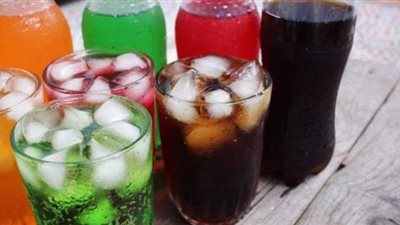 تسبب العقم.. أخصائي تغذية يحذر من المشروبات الغازية | فيديو