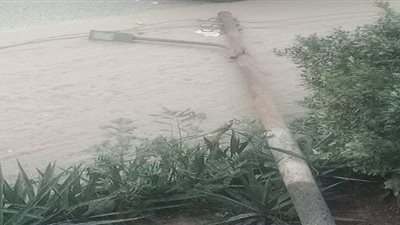 سقوط عامود إنارة بسبب شدة الرياح بالقليوبية