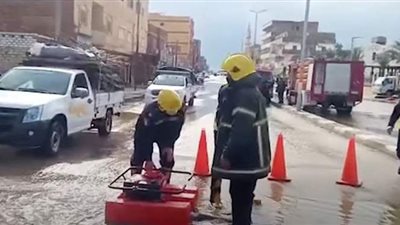 الشرطة تقدم العون لقائدي المركبات أعلى الطرق.. 10 إرشادات للقيادة الآمنة وأرقام خاصة لإغاثة المواطنين.. وغرفة عمليات وسيارات متمركزة بالشوارع | فيديو وصور