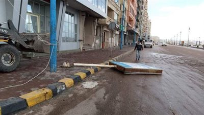 تساقط اللوحات الإعلانية على كورنيش الإسكندرية بسبب عاصفة أليكسا ٢| صور