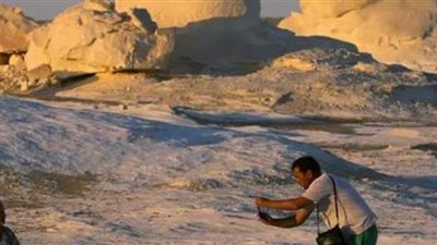 الجارديان تبرز جمال المناظر الطبيعية للصحراء البيضاء بمصر