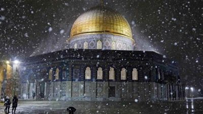 الثلوج تزين باحات المسجد الأقصى المبارك| فيديو