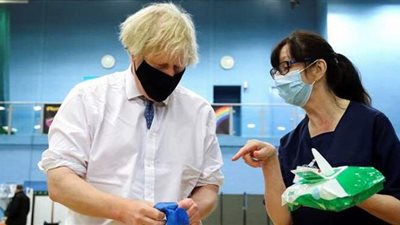 شبه نفسه بقاتل.. رئيس وزراء بريطانيا يتعرض لموقف محرج داخل مركز تطعيم | فيديو