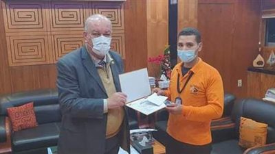 مطار القاهرة يكرم عاملا عثر على 20 ألف دولار وأعادها للأمن