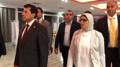 أشرف صبحي يتلقى تهنئة وزيرة الصحة بنجاح تنظيم كأس العالم لكرة اليد
