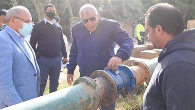 محافظ الوادي الجديد يتفقد منظومة التحكم عن بعد في تصرفات مياه الآبار