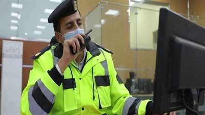 شاهد.. كيف يواجه رجال الشرطة موجة الطقس السيئ؟