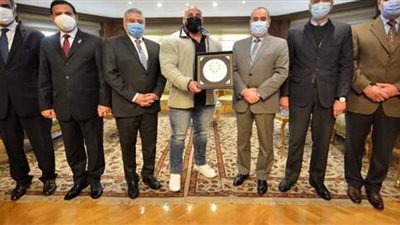 وزير الطيران يستقبل البطل العالمي بيج رامي ويمنحه درع الوزارة