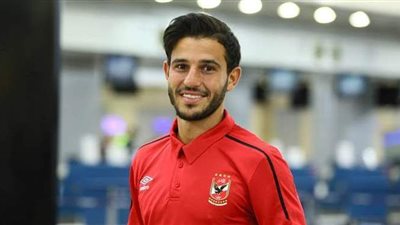 قبل رحلته لتنزانيا.. حمدي فتحي في جولة مع زوجته