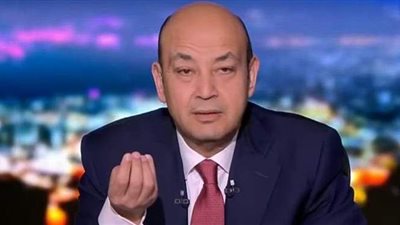 عمرو أديب يعود إلى المستشفى لمتابعة حالته الصحية بعد الحادث