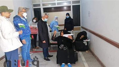 قهرت كورونا.. خروج سيدة تبلغ من العمر ٩٧ عاما من مستشفى قنا للعزل الصحي
