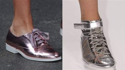 أحذية metallic أحدث إستايلات موضة شتاء ٢٠٢١ | صور