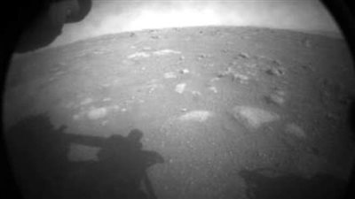 بعد هبوطها بنجاح.. مركبة بيرسيفيرنس ترسل الصور الأولى من على سطح المريخ | فيديو