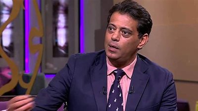 هاني رمزي يقدم اعتذاراً بسبب لفظ مسيئ ببرنامجه على قناة الأهلي