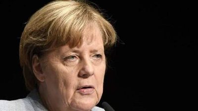 موقف طريف لميركل بعد نسيان الكمامة والتحرك بدونها | فيديو