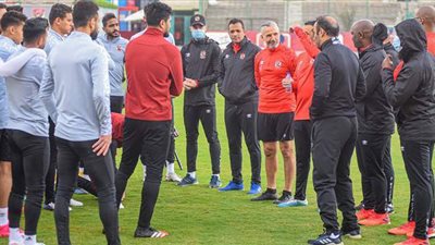 موسيماني يحاضر لاعبي الأهلي ويركز على تدريبات الكرة