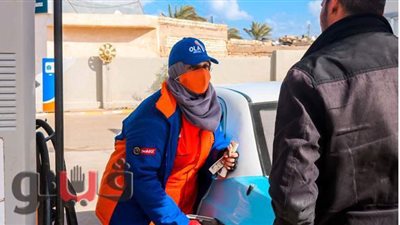 رسائل سائقي الأجرة والسيارات لفتاتين تعملان بمحطة وقود في مطروح | فيديو