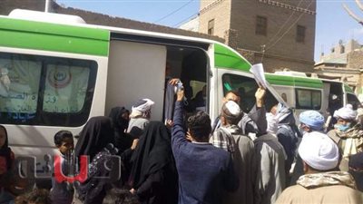 الكشف على ١١٨٥ حالة خلال القافلة الطبية بقرية نجع عزوز في قنا ‪ ‬