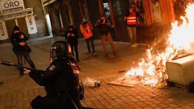 اشتباكات ومظاهرات في إسبانيا بعد سجن مغني راب