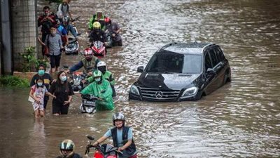 نزوح نحو 1000 شخص جراء فيضانات عارمة تجتاح العاصمة الإندونيسية