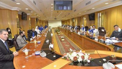 محافظ أسيوط يلتقي فريق مبادرة «شباب يدير شباب» | فيديو