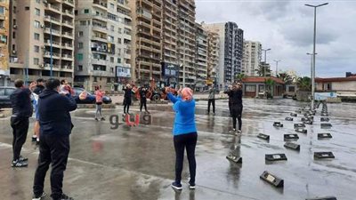 أهل الإسكندرية يتحدون نوة الشمس الصغرى بيوم رياضي | صور