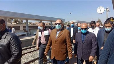 وزير النقل يتفقد برج الإشارة ومحطة قطار ديروط بأسيوط |صور