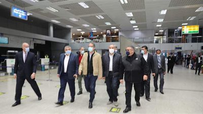 وزيرا الطيران والسياحة يتفقدان الخدمات المقدمة للمسافرين بمطار الغردقة