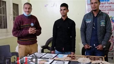 عندما تجتمع الموهبة والإعاقة.. عبد الحميد وحسين من ذوي الهمم يبدعان في الرسم والتمثيل.. ويتقنان الحدادة والنجارة | فيديو