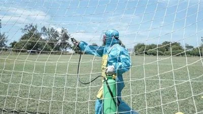 تعقيم ملعب جيمخانا بتنزانيا قبل انطلاق مران الأهلي