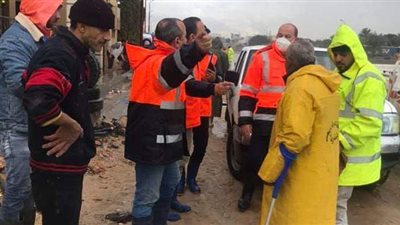 استمرار كسح وشفط مياه الأمطار من شوارع وميادين الإسكندرية | صور