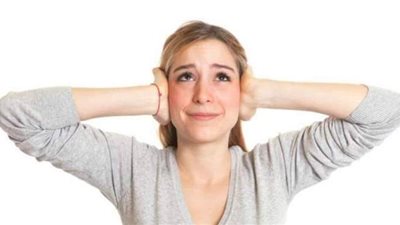 لسبب غريب.. سيدة اسكتلندية تطالب الأطباء بفقدان حاسة السمع