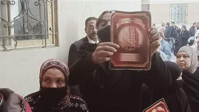 الفرحة المبكية.. أهالي عقار كرموز المائل يتسلمون 8 شقق ببشاير الخير | فيديو