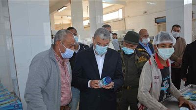 محافظ المنيا يتفقد عددا من المصانع الصغيرة بقرى سمالوط