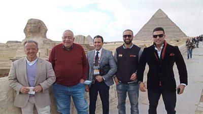 رئيس الاتحاد الدولي لكمال الأجسام يزور الأهرامات | صور