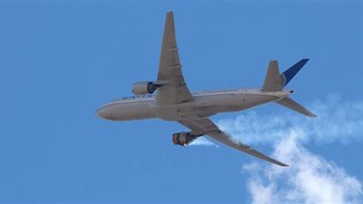 لحظات مرعبة لتفكك واشتعال محرك طائرة ركاب أمريكية في السماء | فيديو