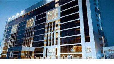 هل يجوز أن أسقط دين لي عند من يعمل باليومية واحتسبه من زكاة مالي؟