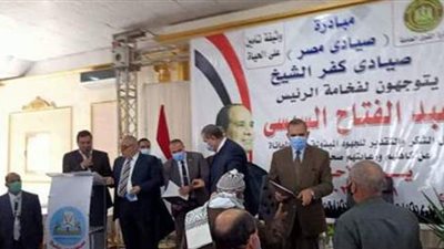 وزير القوى العاملة ومحافظ كفر الشيخ يسلمان 9317 وثيقة تأمين للصيادين | صور