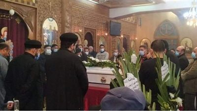 المئات يشيعون جثمان ضحية لنش بورسعيد الغارق من كنيسة أبي سيفين | فيديو