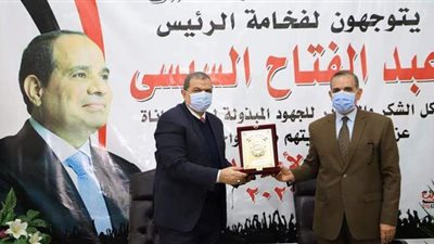 سعفان ونور الدين يتبادلان الدروع على هامش تسليم وثيقة التأمين التكافلي