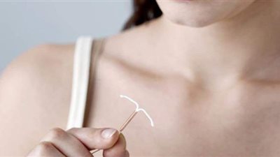 أكثر وسائل تنظيم الحمل أمانًا.. طبيبة تتحدث عن طريقة تركيب اللولب